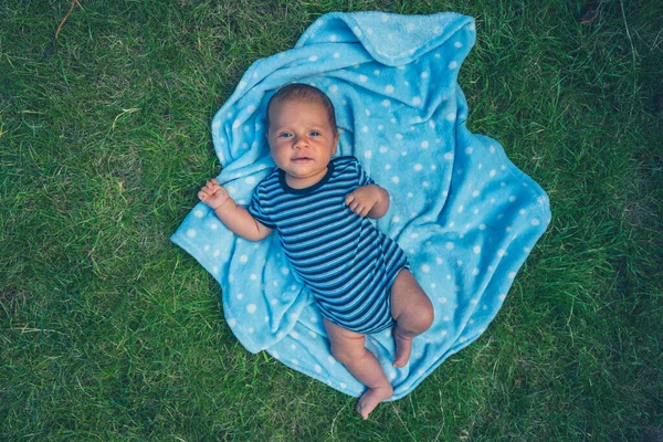 Malé Děťátko Leží Létě Dece Trávníku — Stock fotografie
