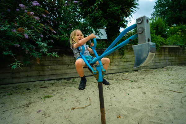 Liten Förskollärare Som Leker Med Grävare Sandlåda — Stockfoto