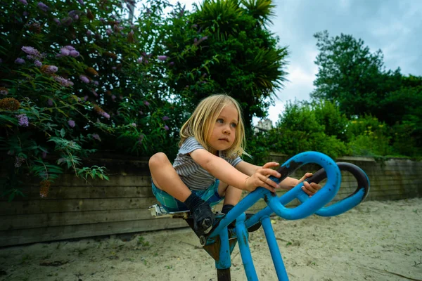 Een Kleine Kleuter Die Met Een Graver Een Zandbak Speelt — Stockfoto