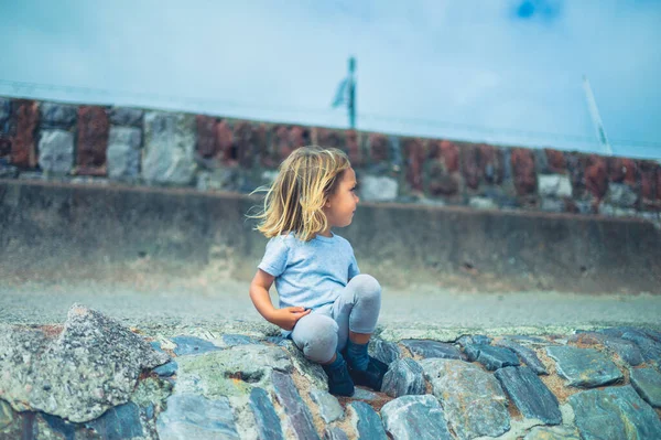 Little Preschooler Sitting Some Rocks Seaside Summer — Stock Photo, Image