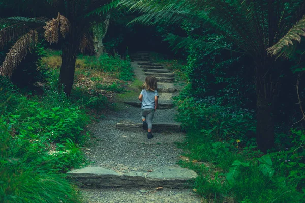 Küçük Bir Anaokulu Çocuğu Bahçede Koşuyor — Stok fotoğraf