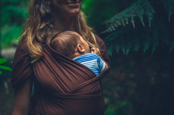 Una Joven Madre Con Bebé Cabestrillo Está Explorando Jardín Tropical — Foto de Stock