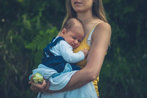 Ung Mamma Står Trädgården Med Sitt Barn — Stockfoto