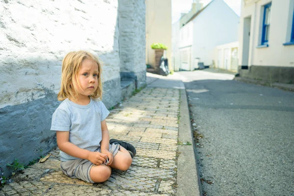 Niño Edad Preescolar Está Sentado Pavimento Una Ciudad — Foto de Stock