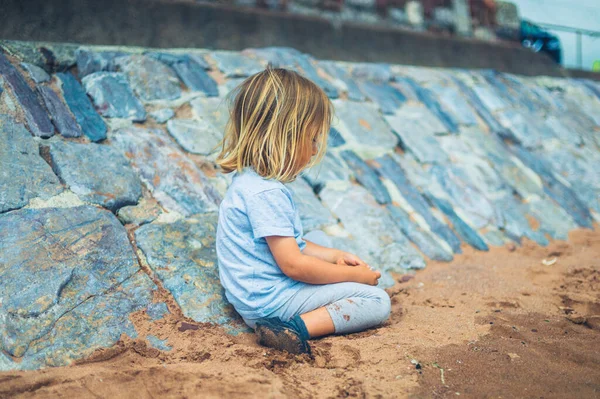 Трохи Дошкільник Сидить Деяких Скелях Біля Моря Влітку — стокове фото