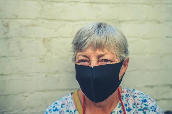 Una Mujer Mayor Lleva Una Mascarilla Aire Libre — Foto de Stock