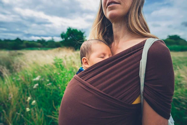 Eine Junge Mutter Mit Ihrem Baby Tragetuch Steht Draußen Auf — Stockfoto
