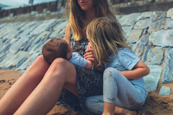 Una Joven Madre Está Sentada Playa Con Preescolar Bebé Recién — Foto de Stock