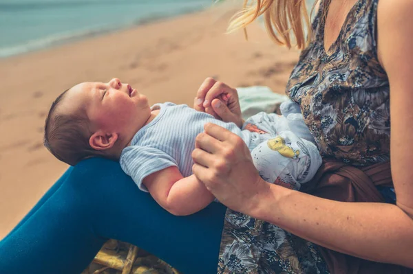 Uma Jovem Mãe Está Sentada Praia Com Seu Bebê Recém — Fotografia de Stock