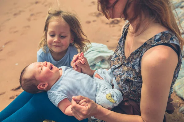 Uma Jovem Mãe Está Sentada Praia Com Seu Pré Escolar — Fotografia de Stock