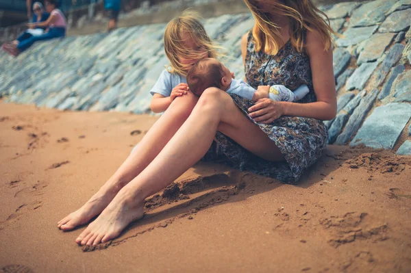 Una Joven Madre Está Sentada Playa Con Preescolar Bebé Recién — Foto de Stock