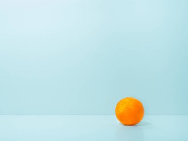 Basit bir gökyüzü mavisi arka plan üzerinde Mandarin