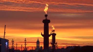 4k, görüntülemek tükürük Rostral sütununda Vasilyevsky Adası, Saint-Petersburg, Rusya Federasyonu