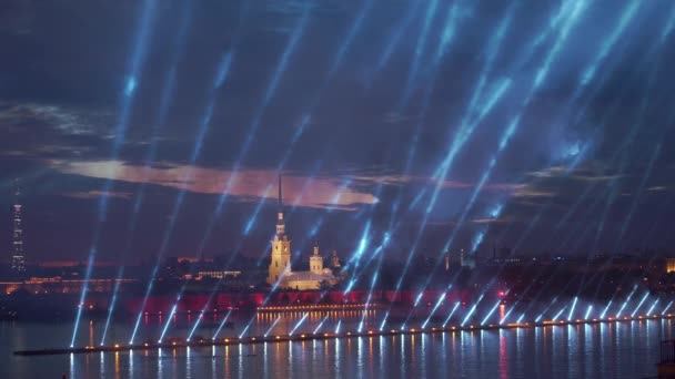サンクトペテルブルク ロシア連邦 2018 イルミネーション観者ピーターおよびポールの要塞 2018 ロシアのサンクトペテルブルクで 緋色の帆を表示 — ストック動画