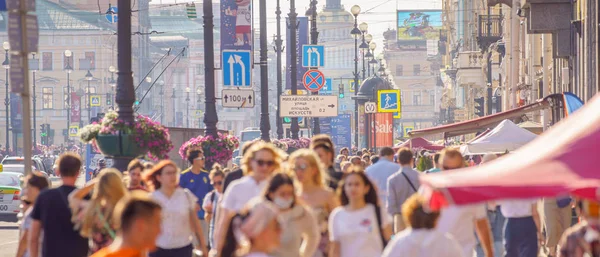 Saint-Petersburg, Rusya-17 Temmuz 2018: 17 Temmuz 2018 yılında Saint-Petersburg, Rusya Federasyonu Nevsky Prospect devam yayalar