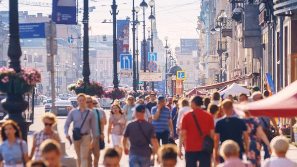 Saint-Petersburg, Rusya-17 Temmuz 2018: 17 Temmuz 2018 yılında Saint-Petersburg, Rusya Federasyonu Nevsky Prospect devam yayalar