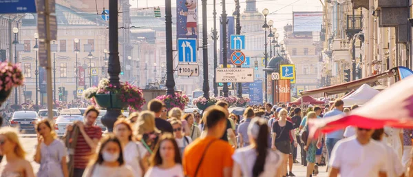 Saint-Petersburg, Rusya-17 Temmuz 2018: 17 Temmuz 2018 yılında Saint-Petersburg, Rusya Federasyonu Nevsky Prospect devam yayalar