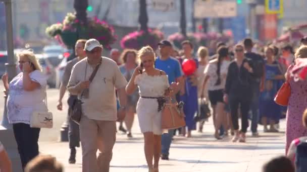 Saint Petersburg Oroszország Július 2018 Gyalogosok Nevsky Prospect Mozog Július — Stock videók