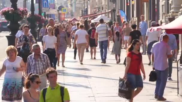 San Pietroburgo Russia Luglio 2018 Pedestrians Moving Nevsky Prospect Luglio — Video Stock