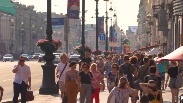 San Petersburgo Rusia Julio 2018 Los Peatones Avanzan Largo Nevsky — Vídeo de stock