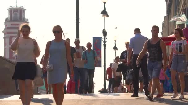 San Pietroburgo Russia Luglio 2018 Pedestrians Moving Nevsky Prospect Luglio — Video Stock