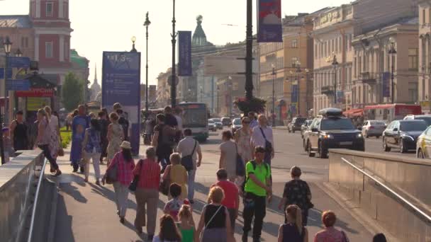 Saint Petersburg Oroszország Július 2018 Gyalogosok Nevsky Prospect Mozog Július — Stock videók