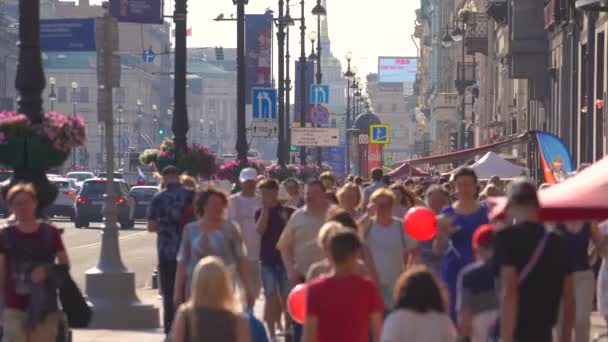 サンクトペテルブルク ロシア連邦 2018 2018 日ロシア連邦サンクトペテルブルクのネフスキー大通りに沿って移動する歩行者 — ストック動画