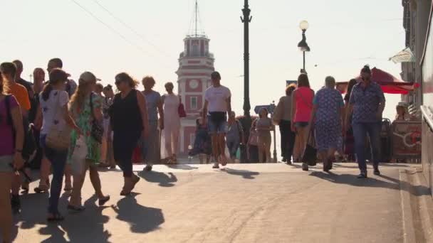 San Petersburgo Rusia Julio 2018 Los Peatones Avanzan Largo Nevsky — Vídeo de stock