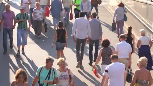 サンクトペテルブルク ロシア連邦 2018 2018 日ロシア連邦サンクトペテルブルクのネフスキー大通りに沿って移動する歩行者 — ストック動画