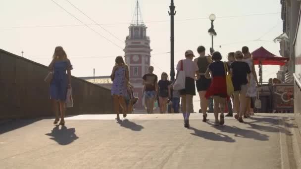俄罗斯圣彼得堡 2018年7月17日 2018年7月17日 俄罗斯圣彼得堡 沿着涅夫斯基展望号移动的行人 — 图库视频影像