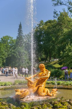 Saint-Petersburg, Rusya-18 Temmuz 2018: Perterhof, üzerinde 18 Temmuz 2018 Saint-Petersburg, Rusya'nın en büyük Çeşme topluluklar içinde grand cascade parçası