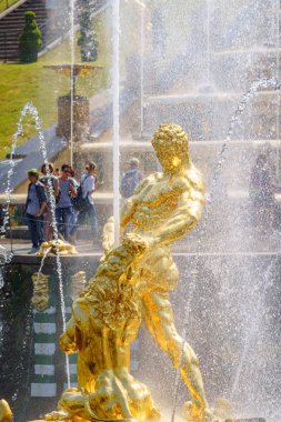 Saint-Petersburg, Rusya-18 Temmuz 2018: Bölüm Grand Art arda sıralı Perterhof, en büyük Çeşme topluluğu içinde