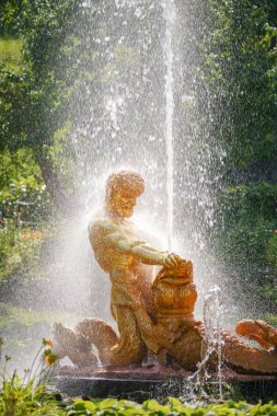 Saint-Petersburg, Rusya-18 Temmuz 2018: Perterhof, üzerinde 18 Temmuz 2018 Saint-Petersburg, Rusya'nın en büyük Çeşme topluluklar içinde grand cascade parçası