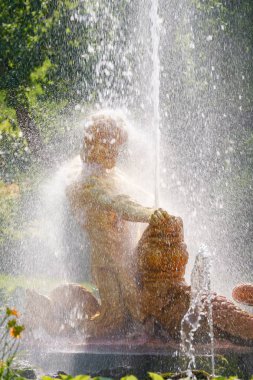 Saint-Petersburg, Rusya-18 Temmuz 2018: Perterhof, üzerinde 18 Temmuz 2018 Saint-Petersburg, Rusya'nın en büyük Çeşme topluluklar içinde grand cascade parçası