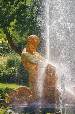 Saint-Petersburg, Rusya-18 Temmuz 2018: Perterhof, üzerinde 18 Temmuz 2018 Saint-Petersburg, Rusya'nın en büyük Çeşme topluluklar içinde grand cascade parçası
