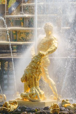 Saint-Petersburg, Rusya-18 Temmuz 2018: Bölüm Grand Art arda sıralı Perterhof, en büyük Çeşme topluluğu içinde