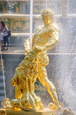 Saint-Petersburg, Rusya-18 Temmuz 2018: Bölüm Grand Art arda sıralı Perterhof, en büyük Çeşme topluluğu içinde