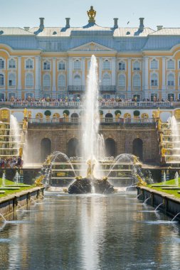 Saint-Petersburg, Rusya-18 Temmuz 2018: Bölüm Grand Art arda sıralı Perterhof, en büyük Çeşme topluluğu içinde