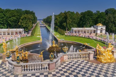 Saint-Petersburg, Rusya-18 Temmuz 2018: Grand Art arda sıralı Perterhof, en büyük Çeşme topluluğu