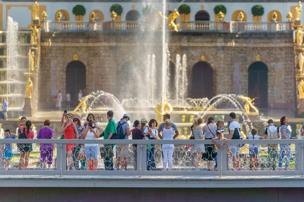 Saint-Petersburg, Rusya-18 Temmuz 2018: Grand Art arda sıralı Perterhof içinde en büyük Çeşme topluluklar üzerinde 18 Temmuz 2018 yılında Saint-Petersburg, Rusya Federasyonu