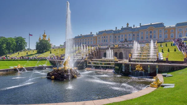 圣彼得堡 俄罗斯 2018年7月18日 大瀑布在 Perterhof 最大的喷泉合奏 — 图库照片