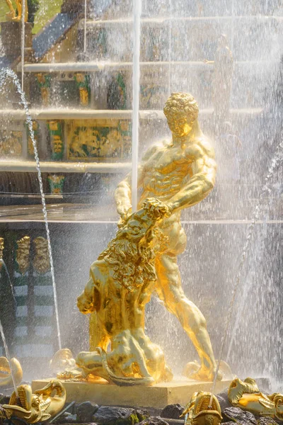 Saint-Petersburg, Rusya-18 Temmuz 2018: Bölüm Grand Art arda sıralı Perterhof, en büyük Çeşme topluluğu içinde