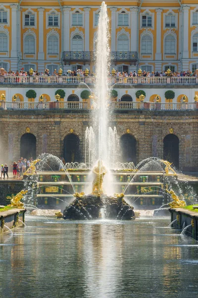 圣彼得堡 俄罗斯 2018年7月18日 Perterhof 大瀑布的一部分 最大的喷泉合奏 — 图库照片