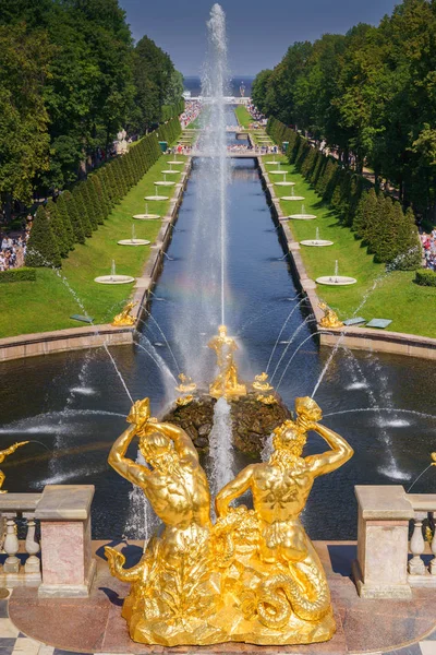 圣彼得堡 俄罗斯 2018年7月18日 大瀑布在 Perterhof 最大的喷泉合奏 — 图库照片