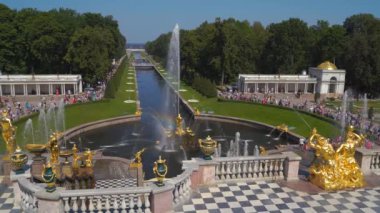 Saint-Petersburg, Rusya-18 Temmuz 2018: Grand Art arda sıralı Perterhof içinde en büyük Çeşme topluluklar üzerinde 18 Temmuz 2018 yılında Saint-Petersburg, Rusya Federasyonu
