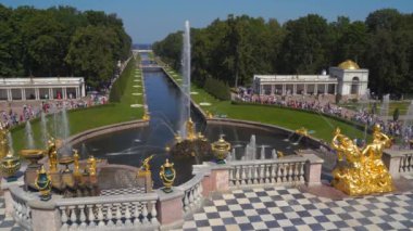 Saint-Petersburg, Rusya-18 Temmuz 2018: Grand Art arda sıralı Perterhof içinde en büyük Çeşme topluluklar üzerinde 18 Temmuz 2018 yılında Saint-Petersburg, Rusya Federasyonu