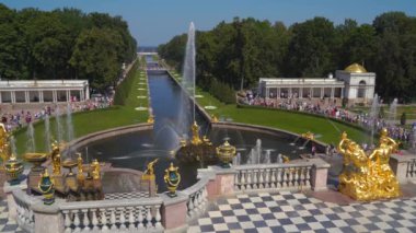 Saint-Petersburg, Rusya-18 Temmuz 2018: Grand Art arda sıralı Perterhof içinde en büyük Çeşme topluluklar üzerinde 18 Temmuz 2018 yılında Saint-Petersburg, Rusya Federasyonu