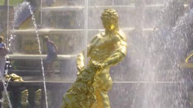 Saint-Petersburg, Rusya-18 Temmuz 2018: Grand Art arda sıralı Perterhof içinde en büyük Çeşme topluluklar üzerinde 18 Temmuz 2018 yılında Saint-Petersburg, Rusya Federasyonu