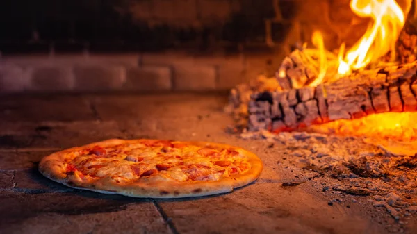 Güzel pizza fırın, görünümü kapatın