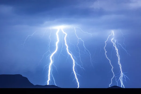 Nuvole Lampi Tuonanti Alla Sera — Foto Stock